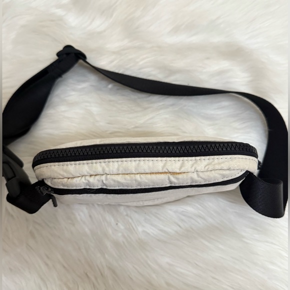 Lululemon Everywhere Belt Bag 1L | White Opal & Black - Picture 6 of 8